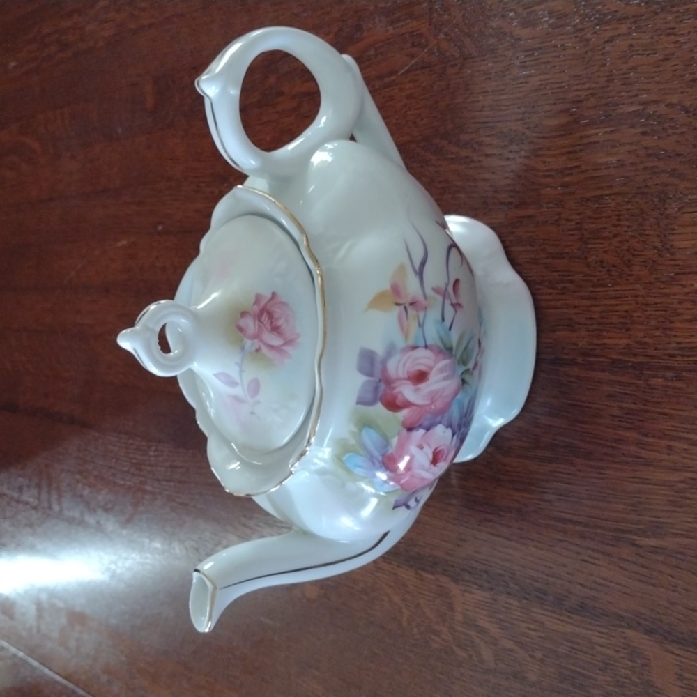 Vintage Lefton Musical Porcelain Roses Teapot Plays "Memories"  (b530)